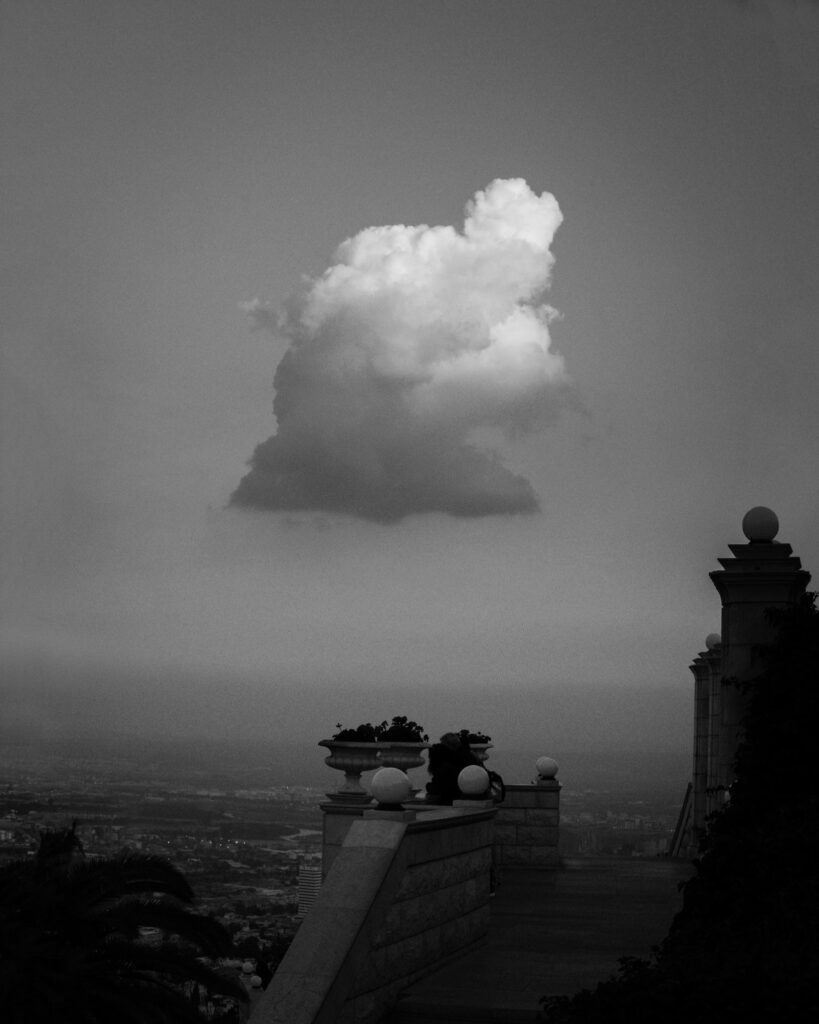 Wolke bei Sonnenuntergang über den Bahai Gardens in Haifa. 